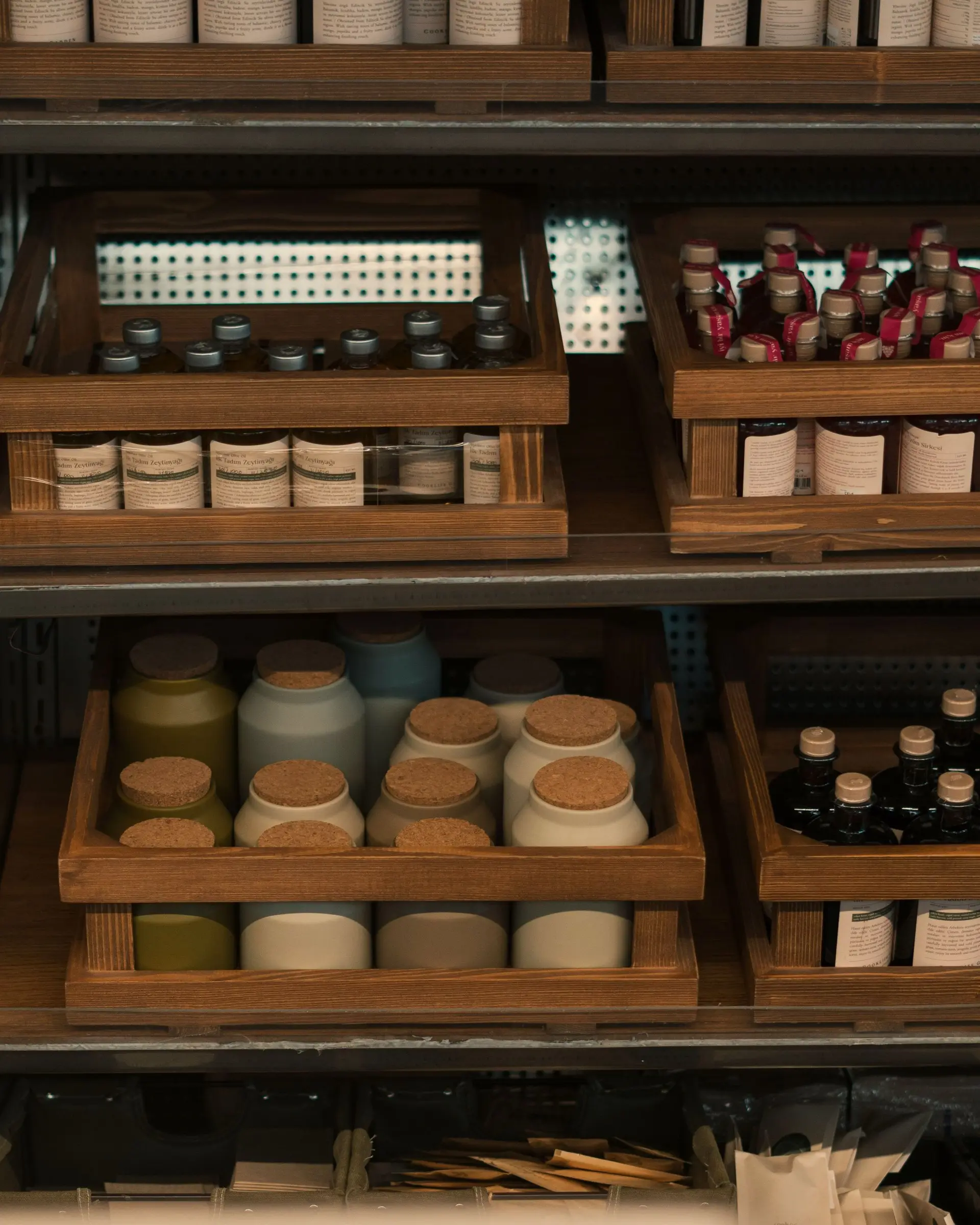 Estanterías de madera con tarros y botellas en una tienda